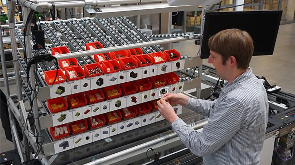 Mobile projections in industrial production Mobile projections in industrial production