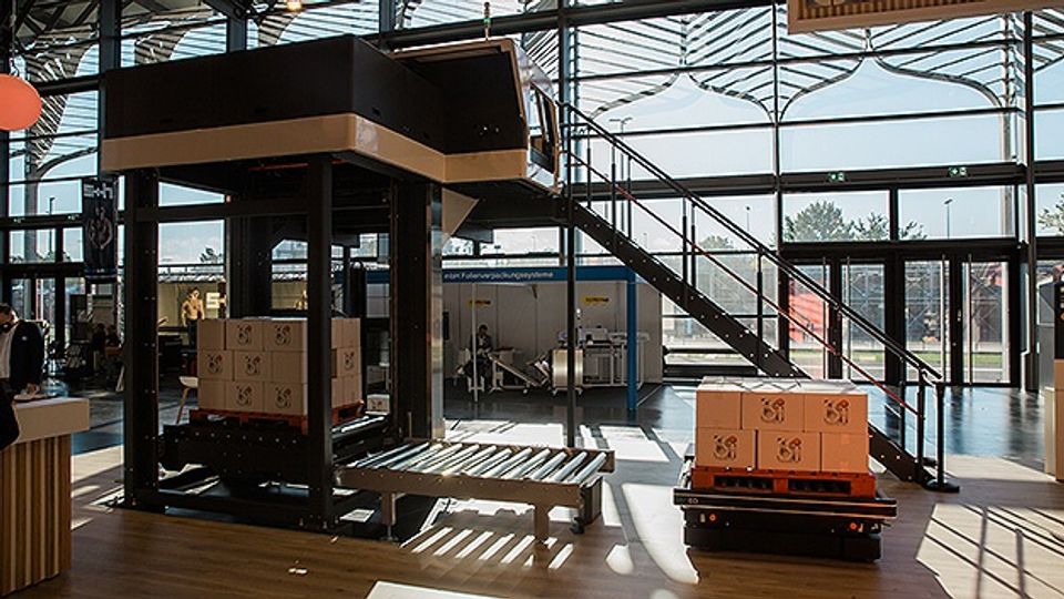 MiR and CSi palletizing cooperate