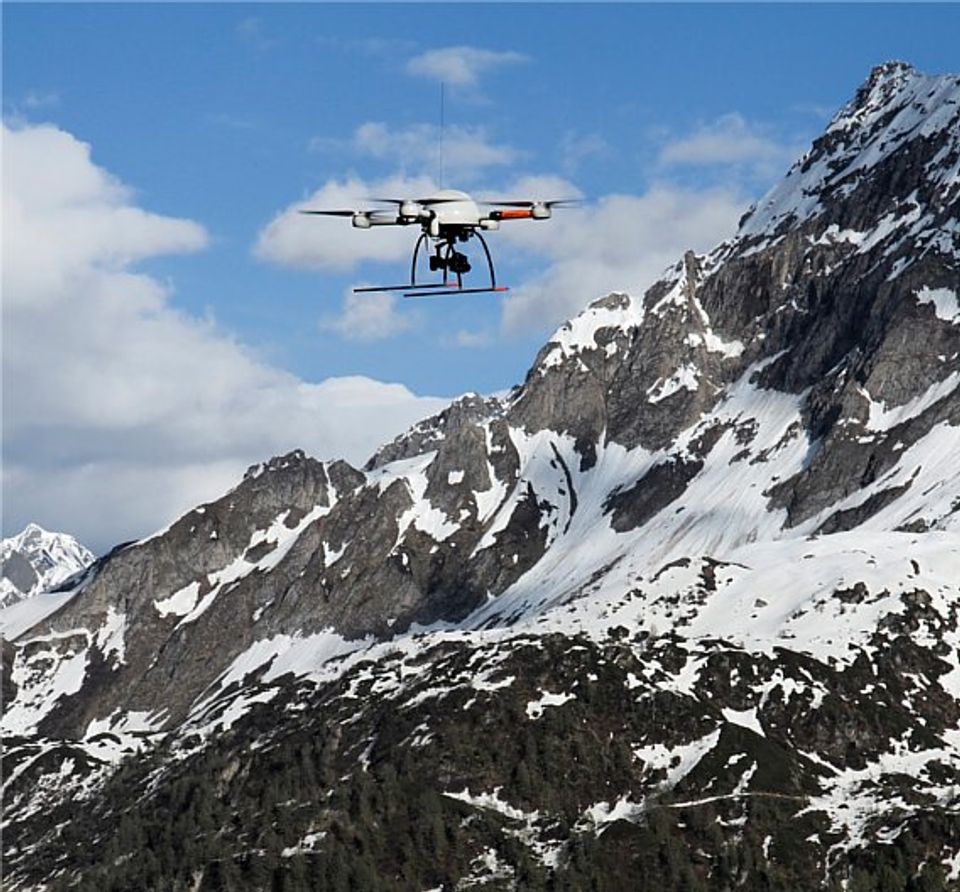 Mikrodrohne überquert Gotthard-Massiv