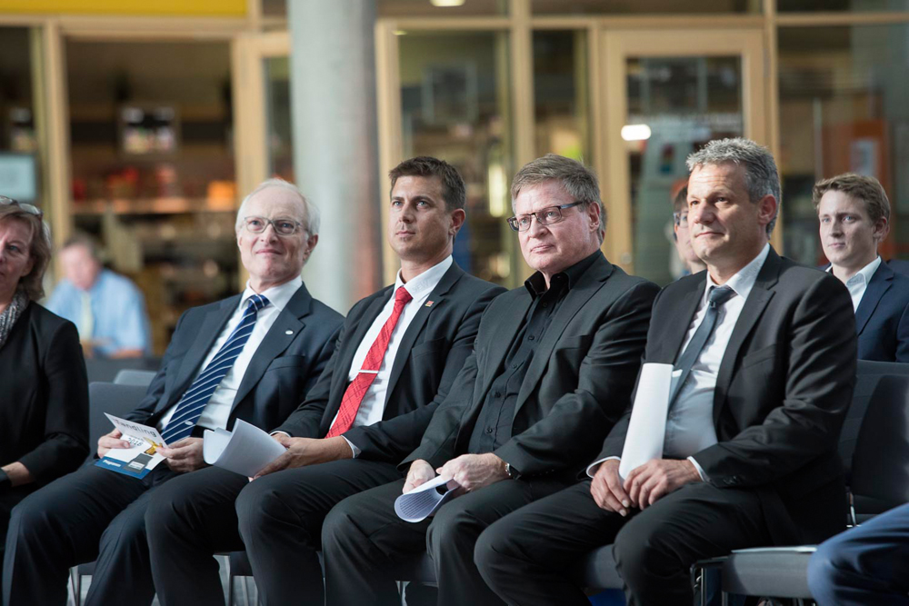 Die diesjährige Jury (v.l.n.r.): Dr. Kurt Schmalz (Schmalz GmbH), Michael Stark (SEW-Eurodrive), Edgar Grundler (für den Messeveranstalter P.E.Schall) und Achim Gauß (Zimmer Group). Die diesjährige Jury (v.l.n.r.): Dr. Kurt Schmalz (Schmalz GmbH), Michael Stark (SEW-Eurodrive), Edgar Grundler (für den Messeveranstalter P.E.Schall) und Achim Gauß (Zimmer Group).