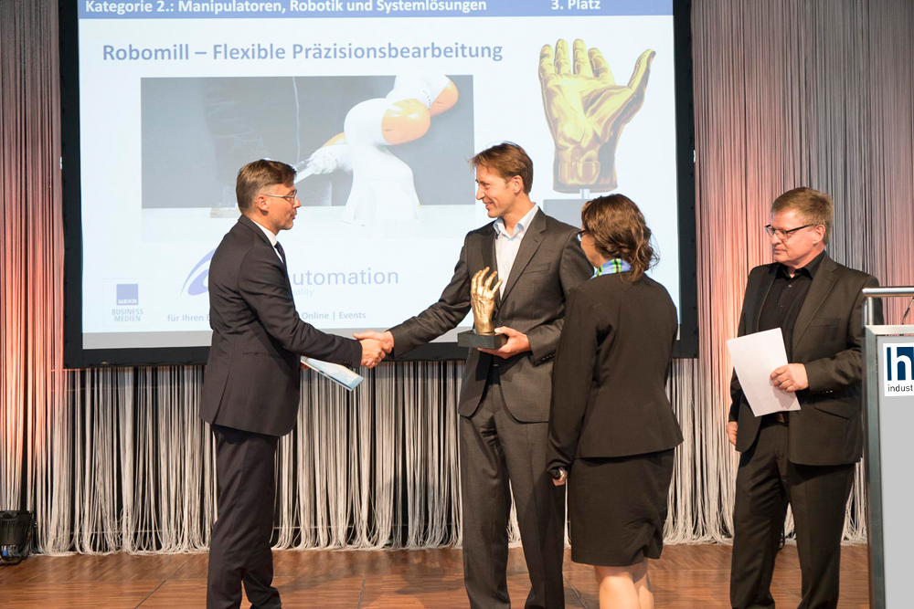 überreichte Prof. Tracht an André Peters von Boll Automation den Preis überreichte Prof. Tracht an André Peters von Boll Automation den Preis