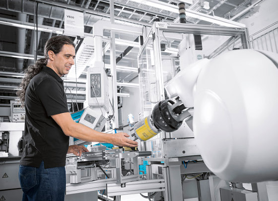 Hier arbeitet Uschi, ein „weiblicher“ Roboter Hier arbeitet Uschi, ein „weiblicher“ Roboter: