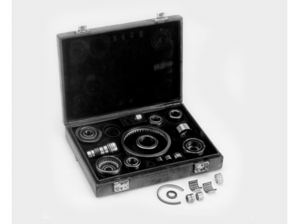 Sample case of various needle roller bearings Sample case of various needle roller bearings