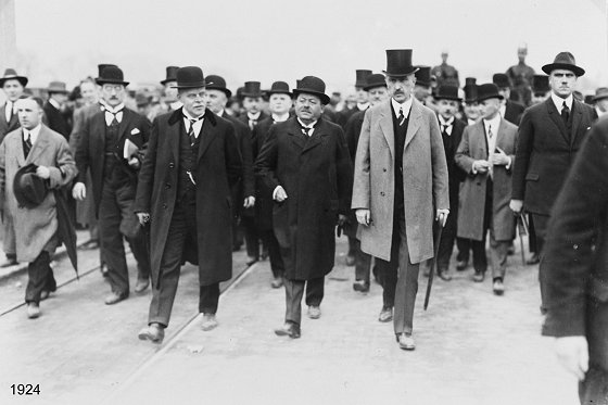 1924 - Reichspräsident Friedrich Ebert, Reichskanzler Wilhelm Marx und Oberbürgermeister Konrad Adenauer eröffnen die erste Veranstaltung auf dem Köln-Deutzer Messegelände, die Frühjahrsmesse.