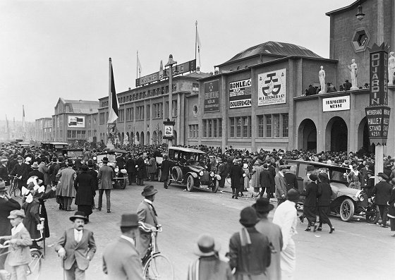 Der Andrang auf der Frühjahrsmesse 1924 ist groß. Nicht alle Anmeldungen von Ausstellern können berücksichtig werden. Der Andrang auf der Frühjahrsmesse 1924 ist groß. Nicht alle Anmeldungen von Ausstellern können berücksichtig werden.