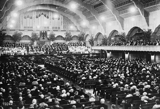 Die Eröffnungszeremonie findet in der Großen Halle statt. Die Große Halle ist das Prunkstück der Messe. 5.000 Menschen finden hier Platz. Die Eröffnungszeremonie findet in der Großen Halle statt. Die Große Halle ist das Prunkstück der Messe. 5.000 Menschen finden hier Platz.