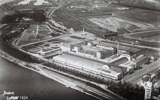 1924 - Luftaufnahme der Kölner Messehallen, genannt "Adenauers Pferdeställe".
