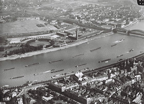 1928 - Luftbild nach Fertigstellung von Klinkerfassade, Messeturm und halbrundem Staatenhaus.