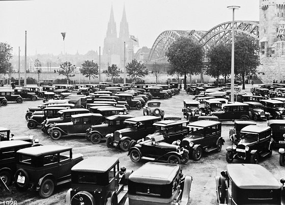 1928 - Großer Andrang herrscht auf der Pressa, sogar die Parkplätze an der Hohenzollernbrücke sind voll.