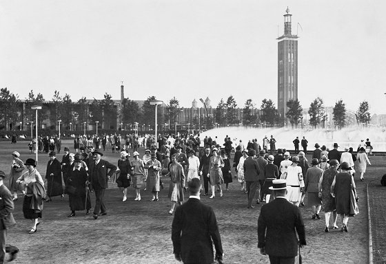 1928 - Zur Presseaustellung Pressa entsteht an der Messe ein Park zum Flanieren.