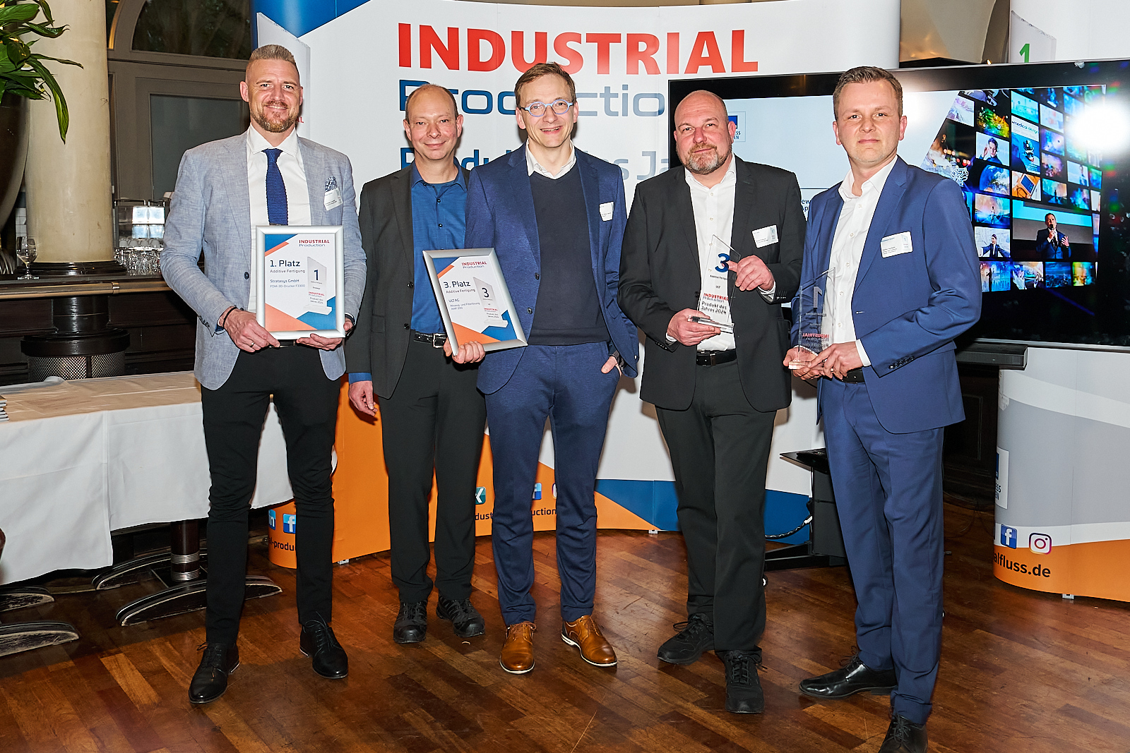 The proud winners in the Additive Manufacturing category with INDUSTRIAL Production editor-in-chief Andreas Mühlbauer.