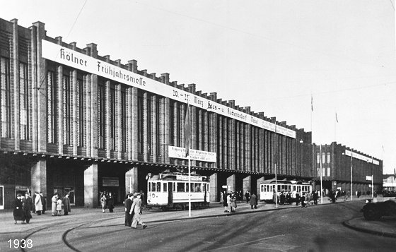 1938 - Die Südfassade der Rheinhallen während der Frühjahrsmesse.