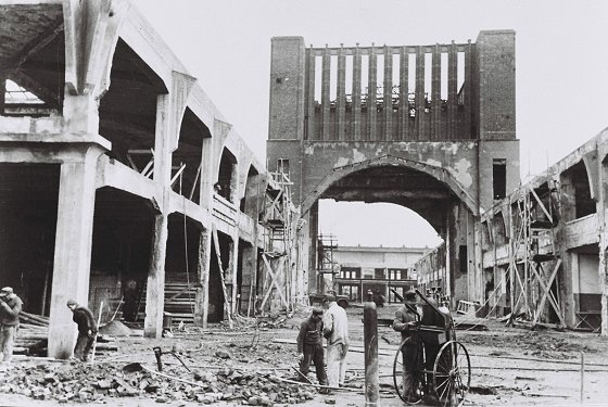 1946 – Nach dem Krieg werden die durch Bomben zerstörten Messehallen wiederhergestellt.