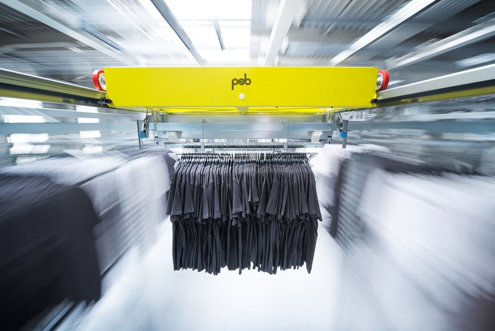 Premiere: Dynamic Fashion Warehouse with hanging garment shuttle Premiere: Dynamic Fashion Warehouse with hanging garment shuttle