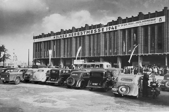 1948 - Bei der ersten Messe nach der Währungsreform herrscht großer Andrang.