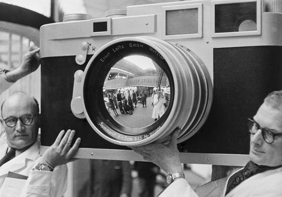 1954 - Die photokina etabliert sich als internationale Leitmesse der Foto-Industrie.