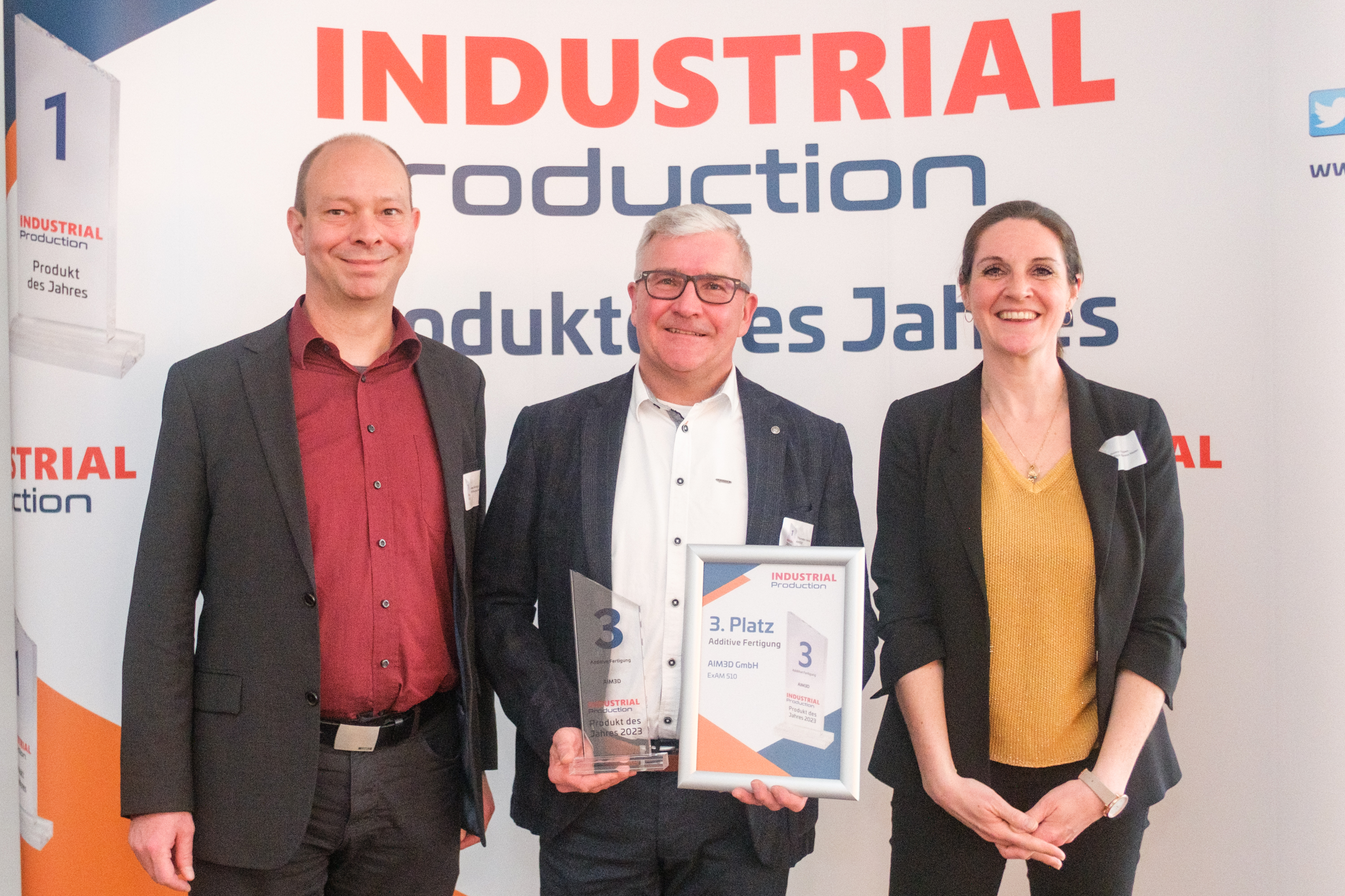 Thorsten Herbert, together with Annina Schopen and Editor-in-Chief of INDUSTRIAL Production Andreas Mühlbauer. 