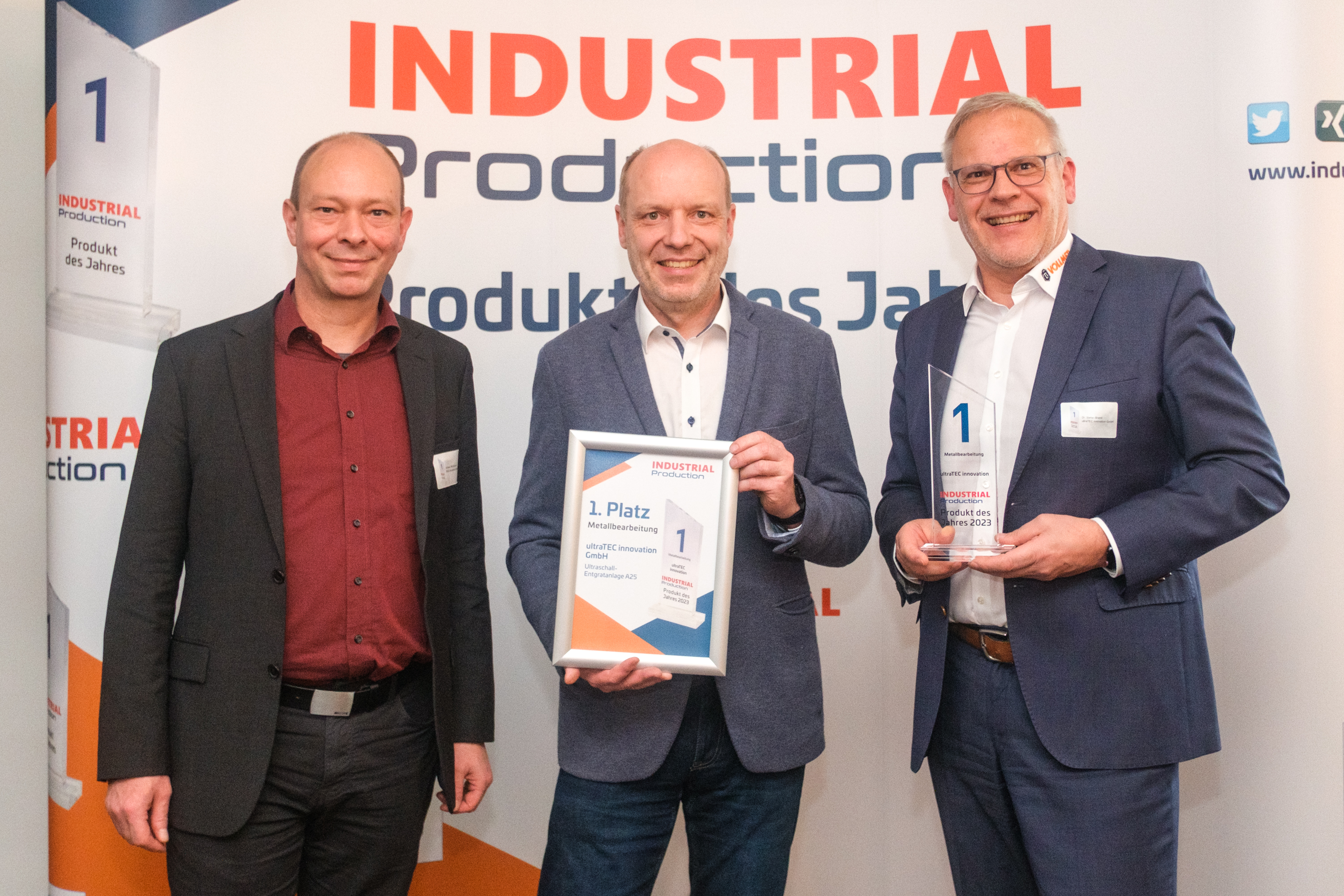 Dr. Stefan Brand and Dieter Münz were delighted to receive this award. 