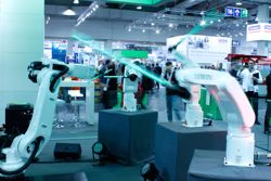 Laserschwertkampf und Tischtennis auf der Hannover Messe