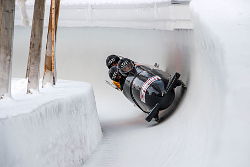Bobschlitten-Handling: Sicher in die Natureis-Bobbahn