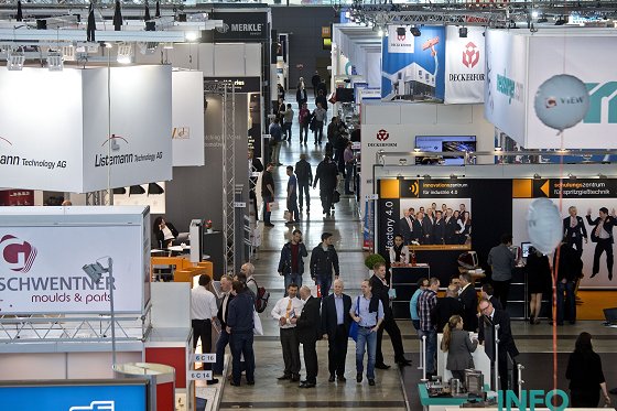 Besucher in der Oskar-Lapp-Halle