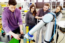 Von Fördertechnik zum kamerageführten Robotersystem