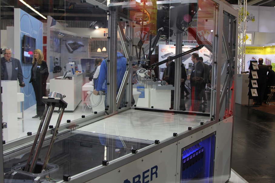 Lineartechnik trifft Robotertechnik: Fangspiel auf der Messe mit unterschiedlichen Technikansätzen.