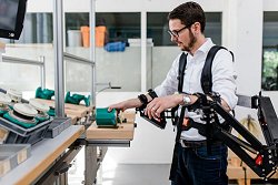 Exoskelett für Knochenjobs in der Industrie