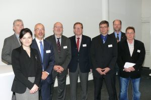 Podiumsteilnehmer (v. l. n. r.): Horst Ohletz, Amt für öffentliche Ordnung der Stadt Oberhausen; Frauke Füsers, Ministerium für Arbeit, Integration und Soziales NRW; Thomas Arnold, SOKA-Bau; Lutz Pollmann, Baugewerbliche Verbände Nordrhein; Staatssekretär Dr. Wilhelm Schäffer, Ministerium für Arbeit, Integration und Soziales NRW; Dr. Kay-Uwe Rhein, Vergabestelle Stadt Mönchengladbach; Peter Geese, Initiativkreis Handwerk Oberhausen e. V. und Jürgen Czech, IG Bau. (Abb.: Handwerkszentrum Ruhr)