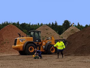 Große und kleine Radlader von Case und Hyundai in Aktion- Faszination von Vater und Sohn