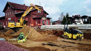 Bagger und Radlader: HKL: Unterstützung bei Bahnhofsumbau in Crivitz Bahnhofsgelände Crivitz mit HKL-Unterstützung. (Abb.: HKL)