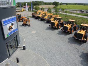 Direkt an der Autobahn mit Maschinenpark. (Abb.: Wienäber)