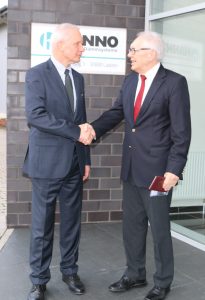 Hoffmann übergibt an Krohn. (Abb.:  Hanno Werk GmbH & Co. KG )