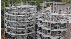 Die Gewächshäuser sind aufgrund der intelliegenten Gerüstkonstruktion während der Bauarbeiten von Innen wie von Außen gut zugänglich. (Abb.: Layher)