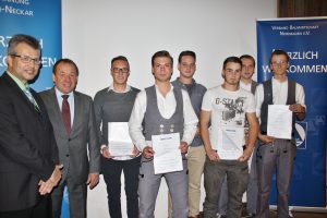 Die Klee-Preisträger mit besonders guten Leistungen bereits während der Ausbildung mit Markus Böll (2.v.li) und Thomas Möller (li). (Abb.: Verband Bauwirtschaft Nordbaden e.V.)