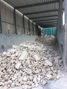 Baustoffe: Gelebte Kreislaufwirtschaft: Ytong-Werk verwendet Recycling-Porenbeton wieder für die Herstellung Der Altporenbeton wird zunächst zerkleinert und klassiert und dann in einem mehrstufigen Prozess weiter aufbereitet. Danach wird es dem Produktionsprozess wieder zugeführt.