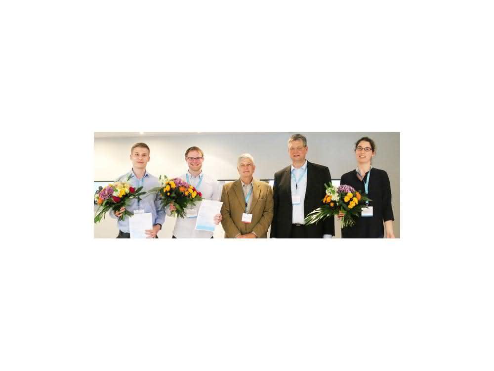 Gewinner der Posterpreise. Von links nach rechts: Leopold König von TissUse GmbH (Platz 2), Lucas-Sebastian Spitzhorn vom Heinrich-Heine-Universitätsklinikum Düsseldorf (Platz 3), Konferenz Chair Prof. Joaquim Cabral, Dr. Karl Rix, Vice President Business Unit Bioprocess von Eppendorf, und Carolin Halloin von der MH Hannover (Platz 1).