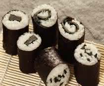 Farblich und aromatisch passend: Spirulina-Sushi.
