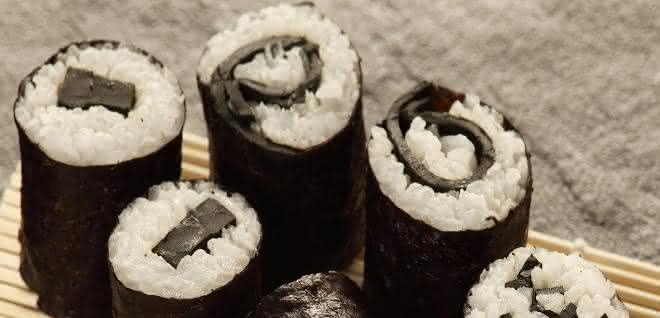 Farblich und aromatisch passend: Spirulina-Sushi.