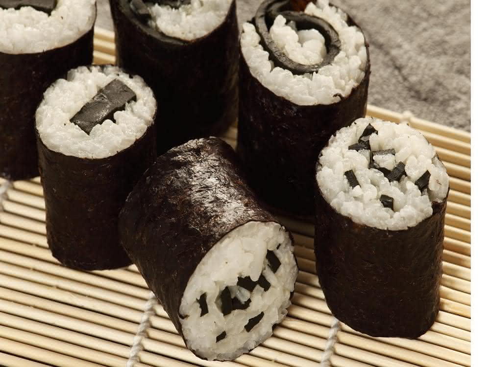 Farblich und aromatisch passend: Spirulina-Sushi.