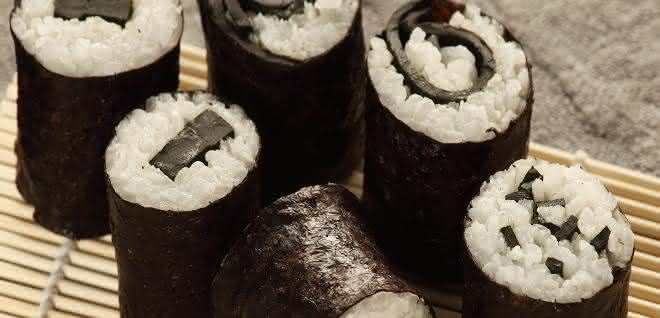 Farblich und aromatisch passend: Spirulina-Sushi.