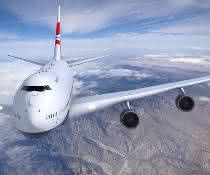 Flugzeug fliegt über Gebirge