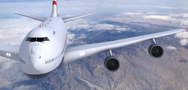 Flugzeug fliegt über Gebirge