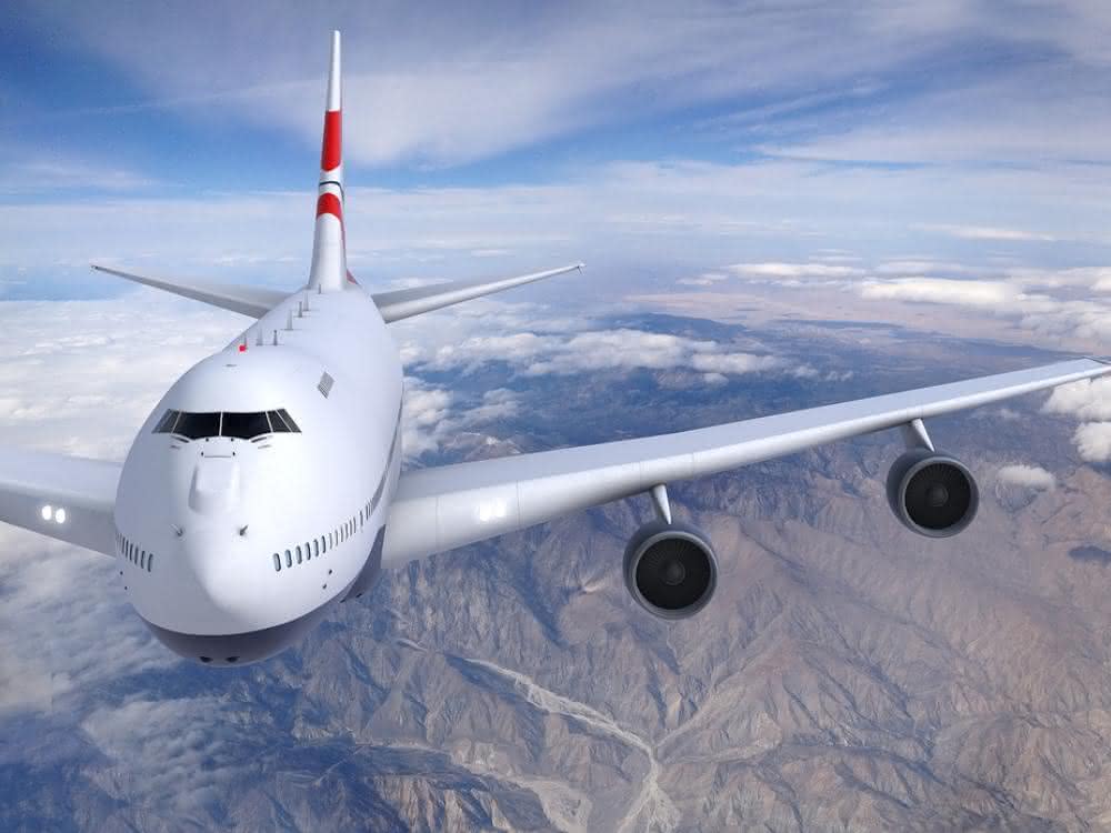 Flugzeug fliegt über Gebirge