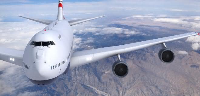 Flugzeug fliegt über Gebirge