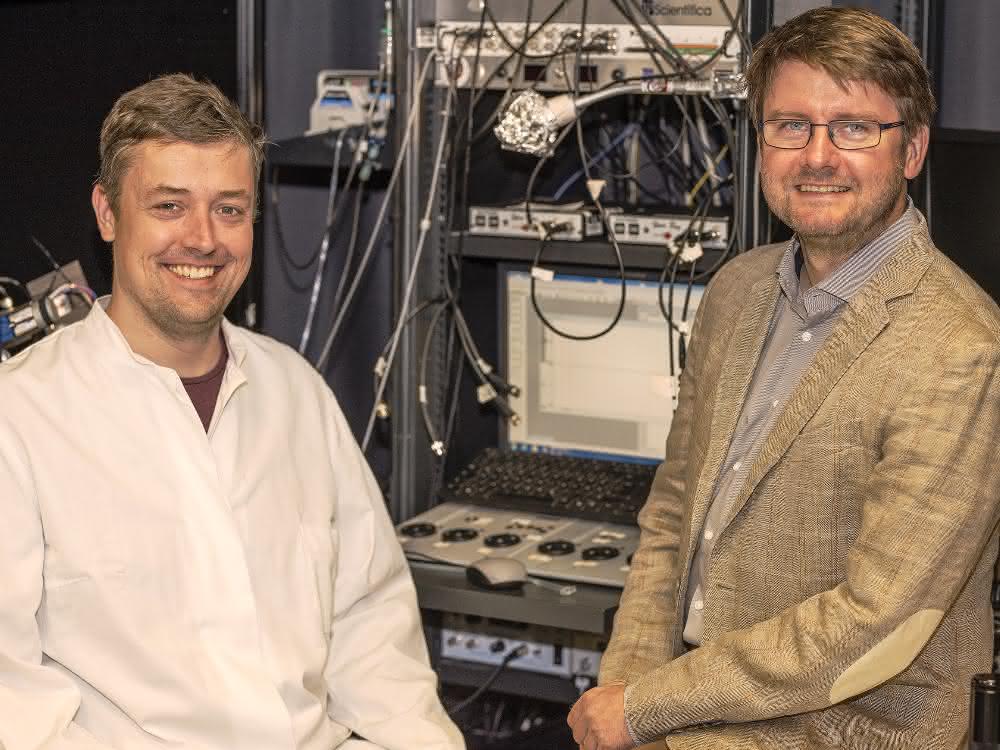 Prof. Christian Henneberger (re) und sein Bonner Kollege Dr. Daniel Minge (li) schauen im Labor mit Hilfe eines Mikroskops dem Hirngewebe bei der Arbeit zu. Prof. Christian Henneberger (re) und sein Bonner Kollege Dr. Daniel Minge (li) schauen im Labor mit Hilfe eines Mikroskops dem Hirngewebe bei der Arbeit zu.