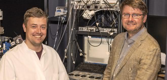 Prof. Christian Henneberger (re) und sein Bonner Kollege Dr. Daniel Minge (li) schauen im Labor mit Hilfe eines Mikroskops dem Hirngewebe bei der Arbeit zu.