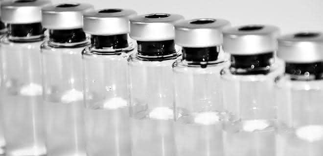 Wirkstoffe, die in der Lage sind, Kinasen zu hemmen, haben bereits als Therapieform Einzug in die Patientenversorgung gehalten. Der zur Vorbeugung von Typhus zugelassene Impfstoff Vi Polysaccharid stellt eine neue Art von Kinasehemmer dar. Glasfläschchen in der Arzneimittelherstellung