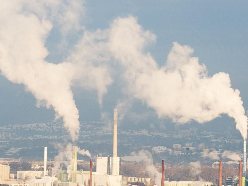 Feinstaub aus Industrie, Straßen- und Flugverkehr sowie Landwirtschaft belastet die Luft und führt zu Herz-Kreislauf-Erkrankungen.