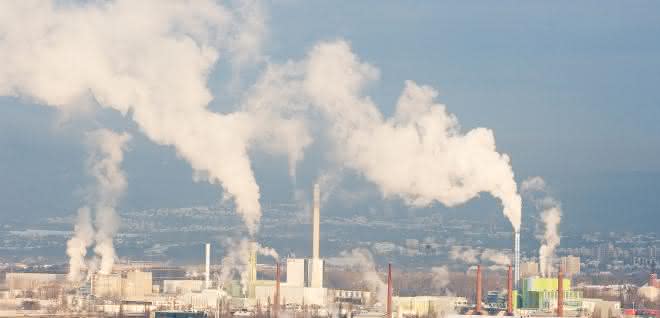 Feinstaub aus Industrie, Straßen- und Flugverkehr sowie Landwirtschaft belastet die Luft und führt zu Herz-Kreislauf-Erkrankungen.